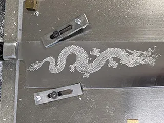 ルーター彫刻機でステンレスの刀身に龍の模様を3D彫刻する