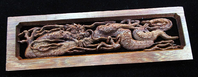 レーザー彫刻機で銘木に龍の絵を3D彫刻